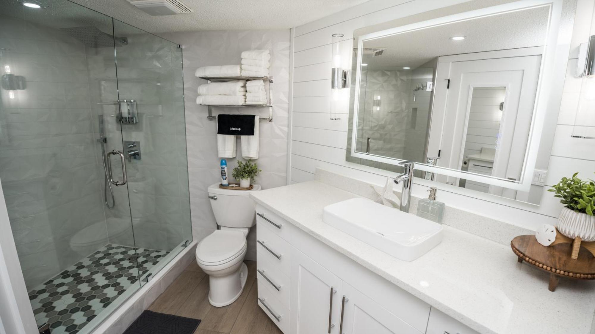 New Rental - 3Br 3Ba Corner Beachfront - 2024 Remodel - 3 Pools, Tiki Hut, Gym, Tennis Panama City Beach Bagian luar foto