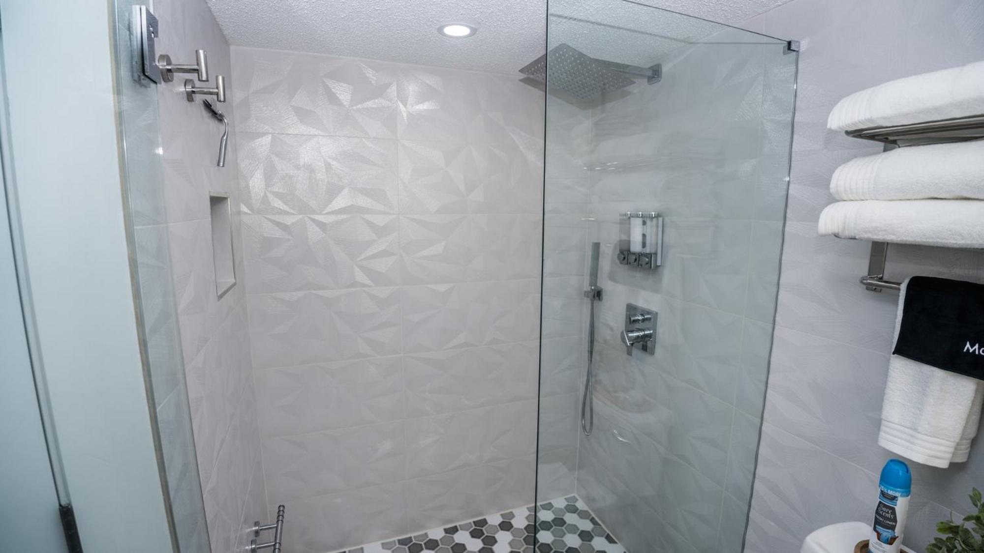 New Rental - 3Br 3Ba Corner Beachfront - 2024 Remodel - 3 Pools, Tiki Hut, Gym, Tennis Panama City Beach Bagian luar foto